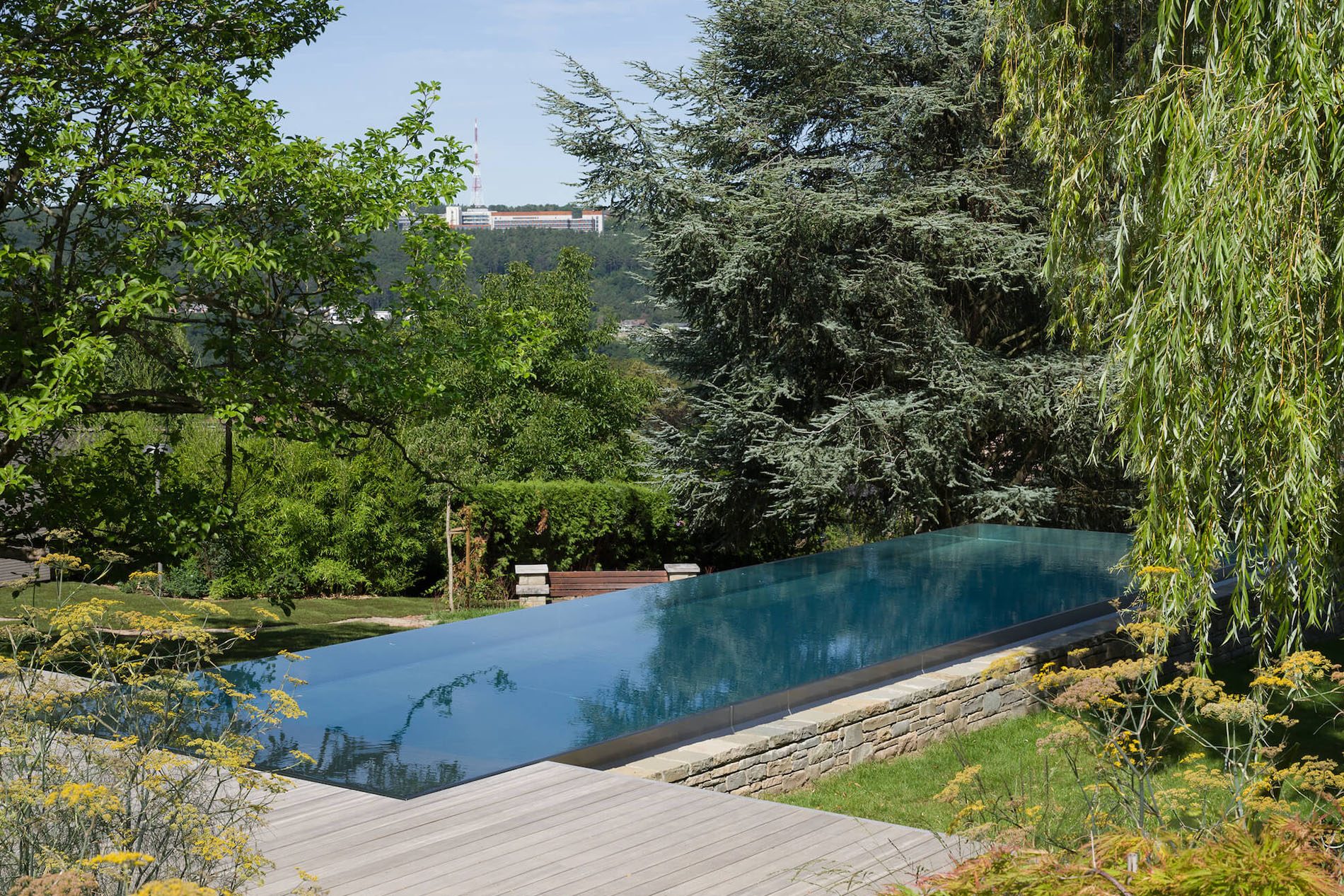 Betoverend landschapszwembad