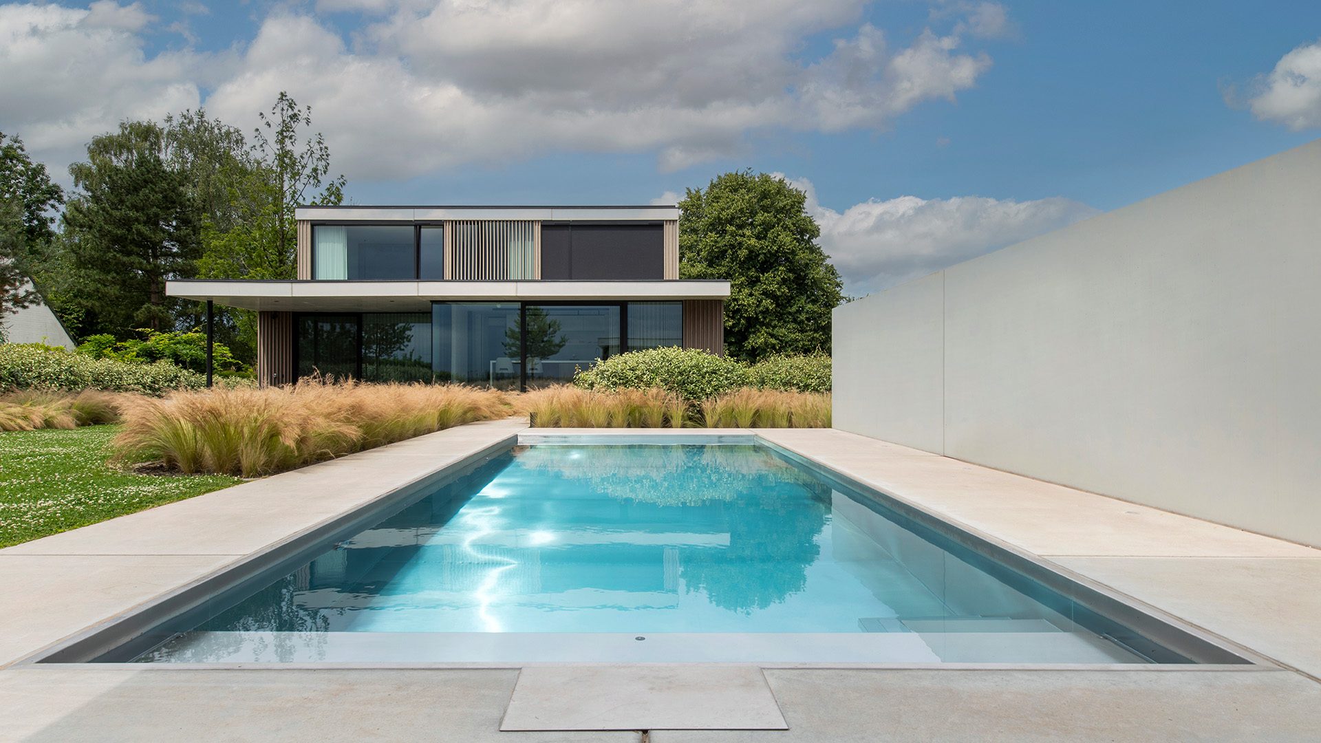 Elegant zwembad met stijlvolle toegang